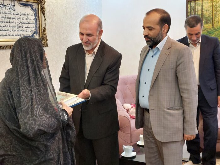 فرمانده مرکز بسیج بنیاد شهید کشور با خانواده شهدا در اهواز دیدار کرد