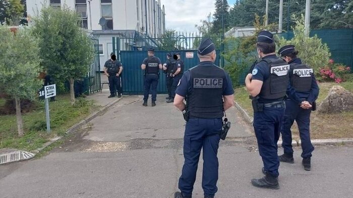 جزئیات جدید از حمله پلیس فرانسه به مقر منافقین/ از کشف اسناد جاسوسی تا دستگیری ۳ تروریست