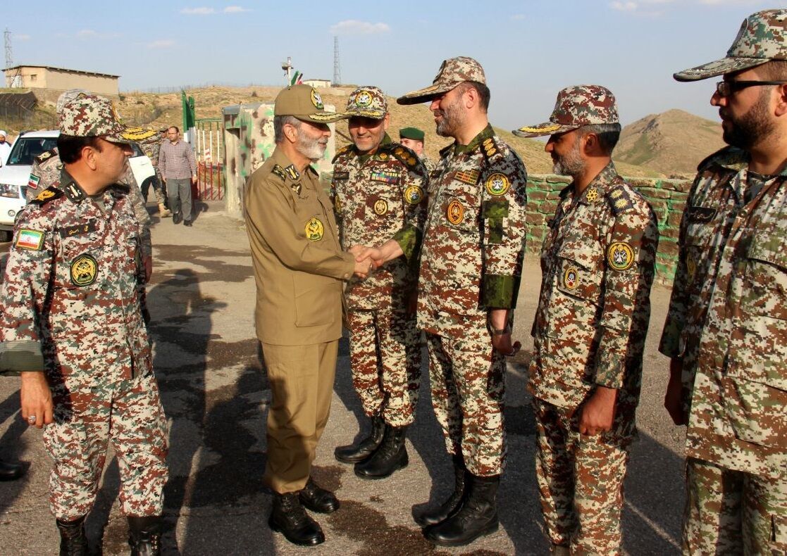 القائد العام للجيش الايراني يتفقد منطقة الدفاع الجوي غرب البلاد