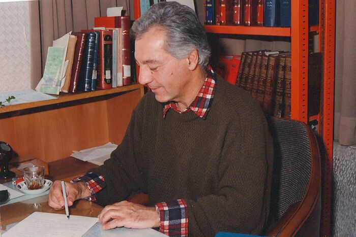 Library of renowned scholar Azartash Azarnoush donated to research institute