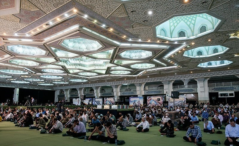 ترنم دعای پرفیض عرفه در اماکن مقدس و گلزار شهدای استان تهران