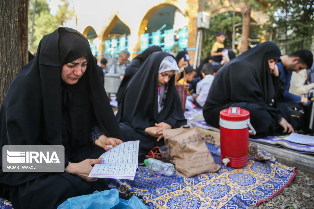 ترنم دعای پرفیض عرفه در اماکن مقدس و گلزار شهدای استان تهران