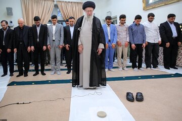 Un groupe d'élites scientifiques et de médaillés iraniens a rencontré, aujourd'hui à midi, l'Ayatollah Khamenei, Guide suprême de la Révolution islamique.