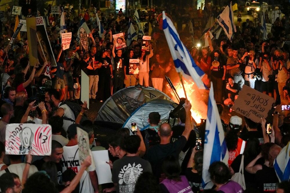 Les Israéliens bloquent Tel Aviv et appellent à un échange de prisonniers