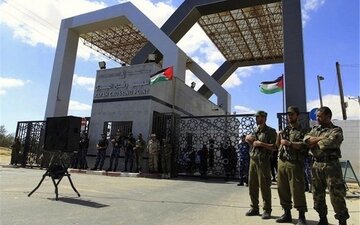 حماس: آتش زدن سالن‌های مسافری گذرگاه رفح توسط اسرائیل «جنایت جنگی» است