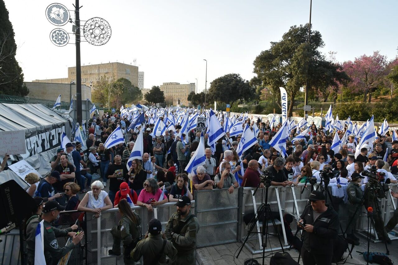 صیہونی مظاہرین نے بیت المقدس اور ھرتصلیا کی مرکزی شاہراہیں بند کردیں، نئے انتخابات کا مطالبہ