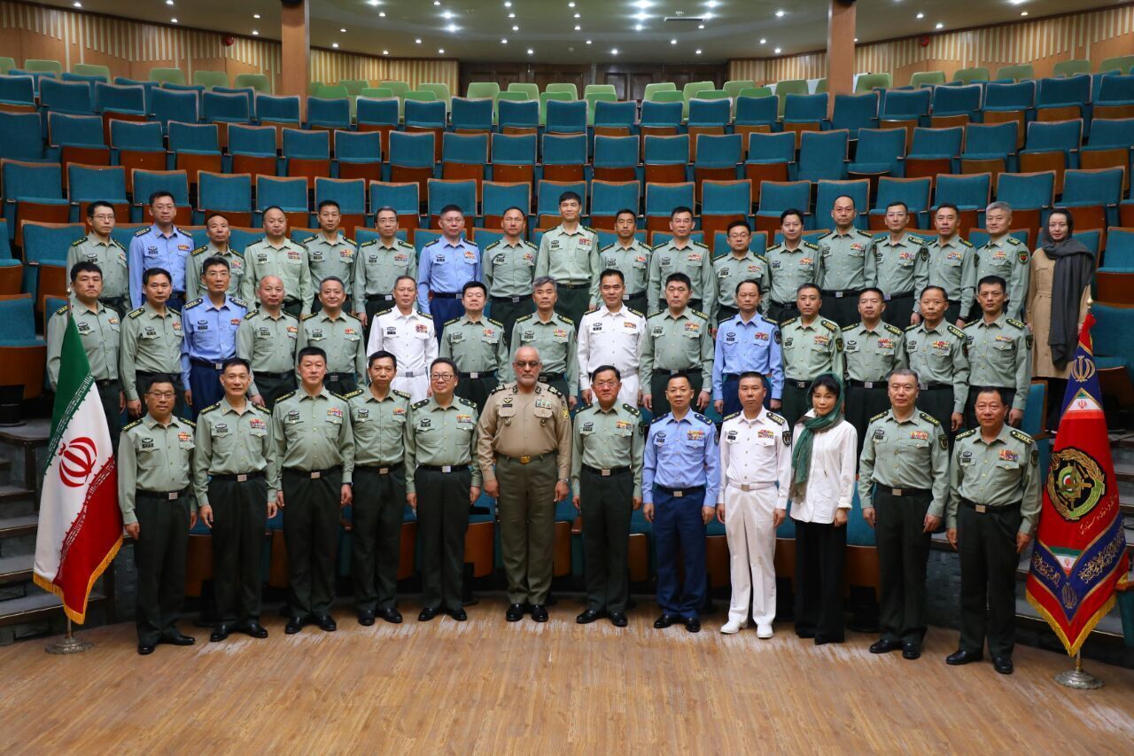 وفد جامعة الدفاع الوطني الصينية يزور جامعة دافوس للجيش الايراني