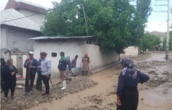 سیلاب به خانه های روستایی شهرستان فیروزکوه خسارت وارد کرد