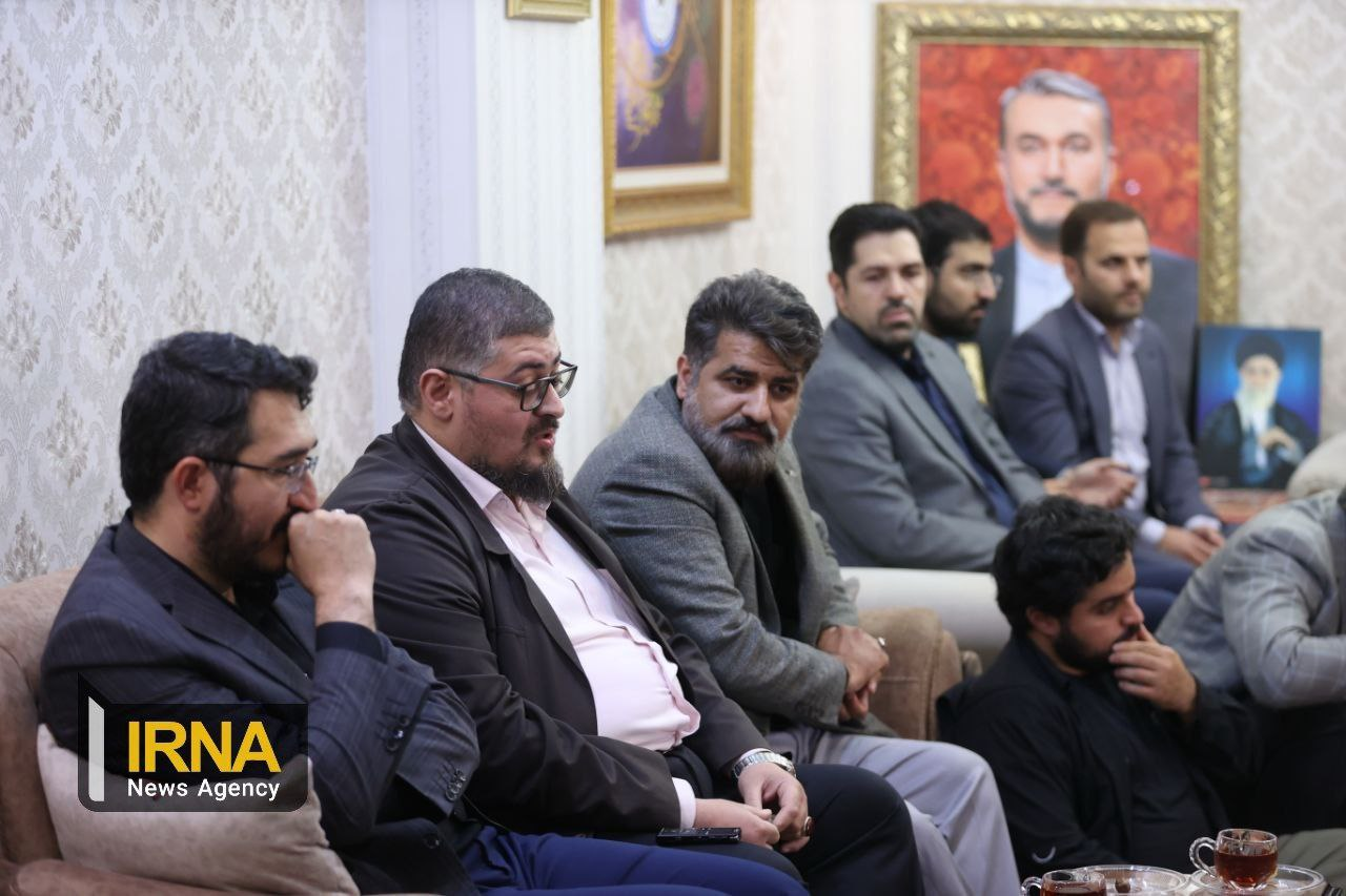 حضور جمعی از کارشناسان و خبرنگاران سیاست خارجی در منزل شهید امیرعبداللهیان