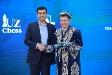 اهدای لباس ملی کشور ازبکستان به داور بین‌المللی شطرنج همدان