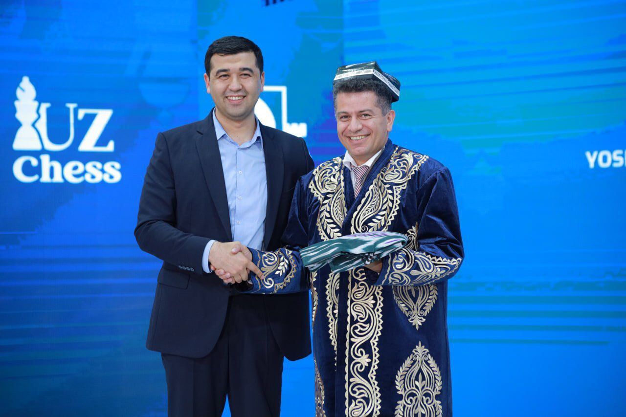 اهدای لباس ملی کشور ازبکستان به داور بین‌المللی شطرنج همدان