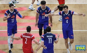 La France, championne olympique en titre, a battu l'Iran en trois sets, 25-21, 25-17, 25-20, lors du match de la Ligue des nations de volleyball masculin FIVB à Manille, vendredi au Mall of Asia Arena. (Photos de Russell Palma/The Philippine STAR)