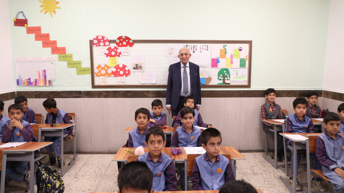 بدرقه پزشک بیرجندی که در ساخت ۱۱ مدرسه مشارکت کرد