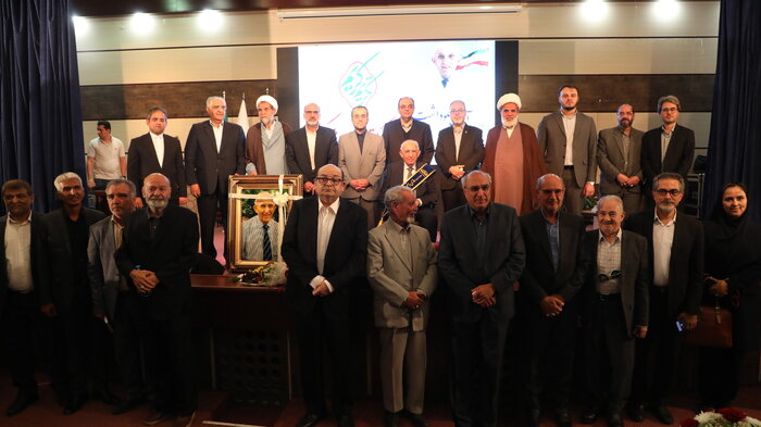 بدرقه پزشک بیرجندی که در ساخت ۱۱ مدرسه مشارکت کرد