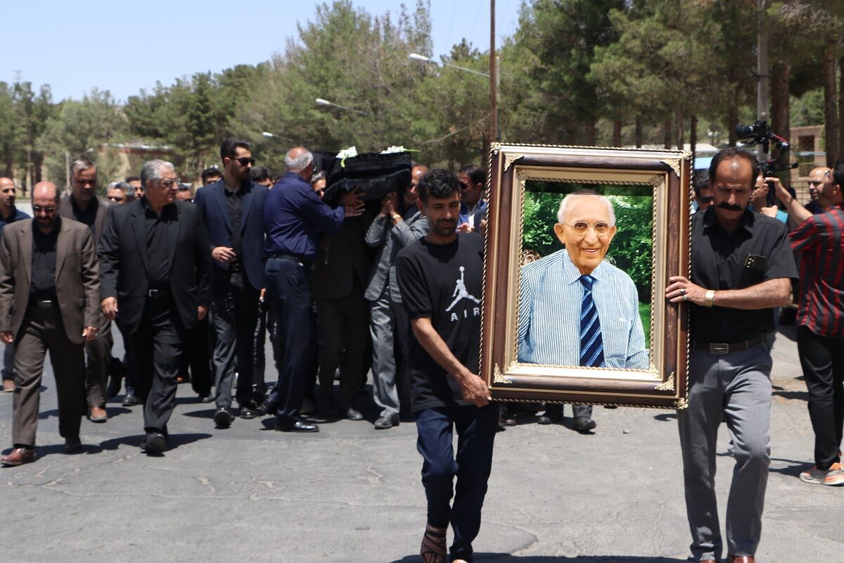 بدرقه پزشک بیرجندی که در ساخت ۱۱ مدرسه مشارکت کرد بدرقه پزشک بیرجندی که در ساخت ۱۱ مدرسه مشارکت کرد