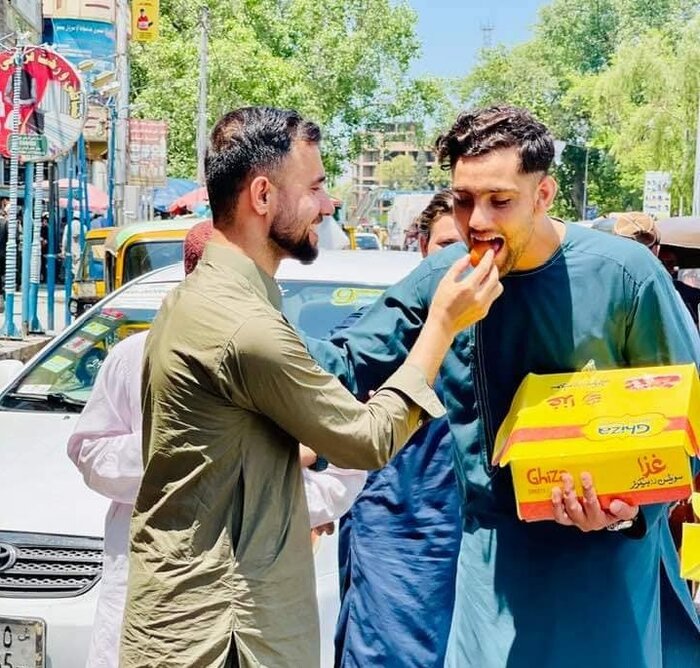استقبال پرشور افغان‌ها از برد تیم ملی کریکت در مقابل استرالیا/ افغان‌ها شیرینی توزیع کردند