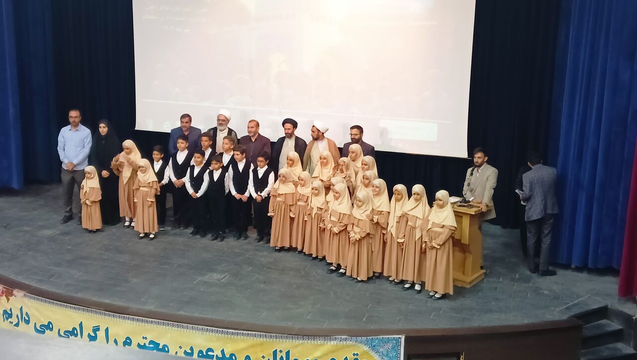 اجرای گروه سرود کانون‌های فرهنگی - هنری مساجد کرمانشاه به مناسبت عید غدیر