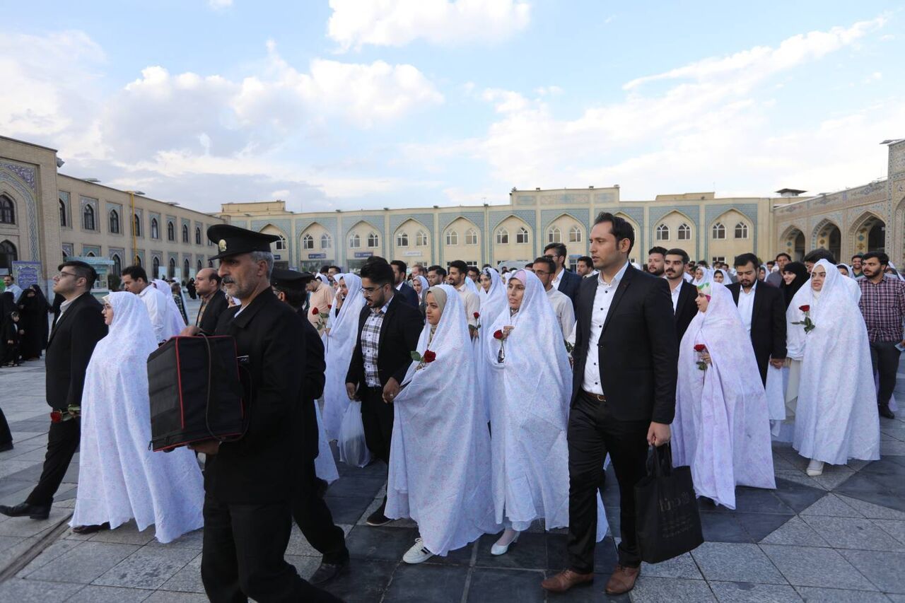 جشن ازدواج ۱۱۴ زوج دانشجو در حرم رضوی برگزار شد