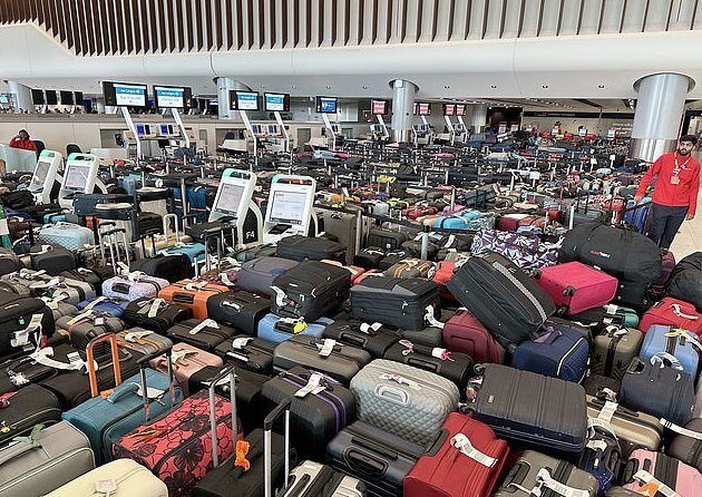 ادامه هرجومرج در فرودگاه منچستر + عکس