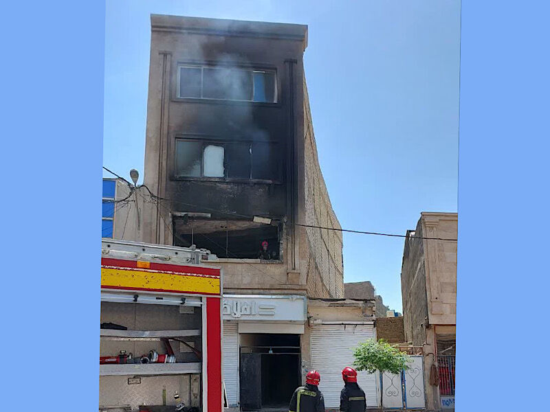 سه نفر از آتش سوزی ساختمانی ۶ واحدی در مشهد نجات یافتند