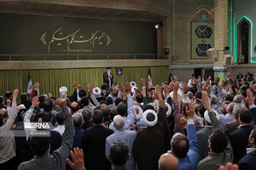 Encuentro de un gran grupo de gente con el Líder de la Revolución Islámica