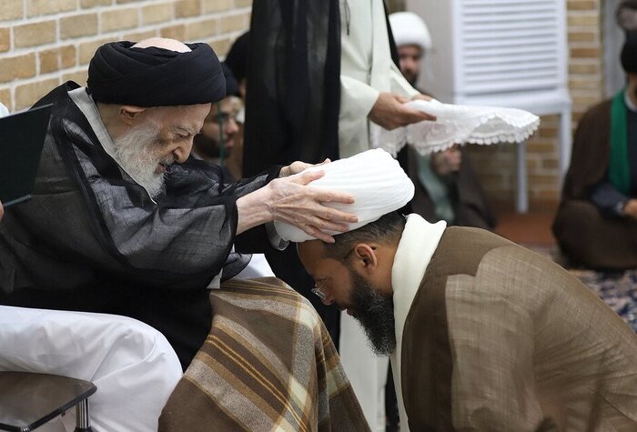 مراسم جشن و عمامهگذاری در بیوت مراجع تقلید قم برگزار شد