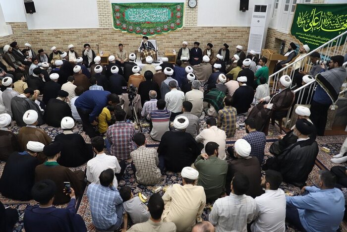 مراسم جشن و عمامهگذاری در بیوت مراجع تقلید قم برگزار شد