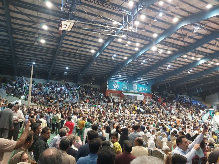 حواشی نشست انتخاباتی پزشکیان در کرمان/ از حضور پررنگ مدیران سابق تا یاد بزرگان دیار کریمان