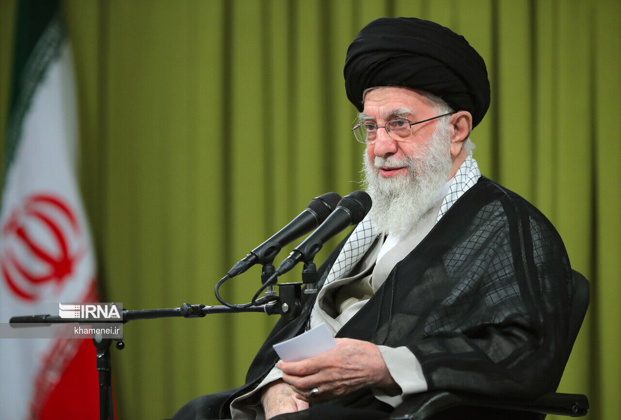 قائد الثورة الإسلامیة: العدو يهدف إلى تدمير النظام الإسلامي باحتلال المنطقة
