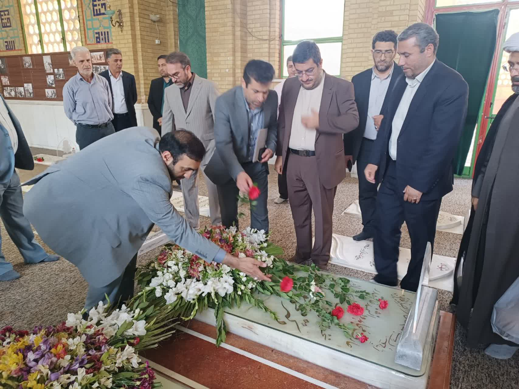 ادای احترام فرماندار و مسئولان قضایی شهرستان ری به شهدای هفتم تیر