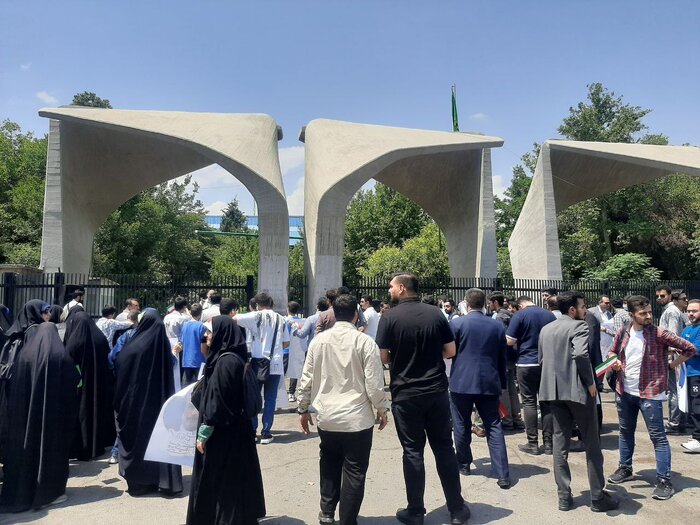 حمایت هواداران قالیباف با تجمع مقابل دانشگاه تهران