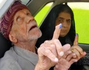 فیلم | حضور سالمند نابینای یکصد ساله لارستانی در انتخابات