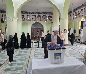 امام جمعه آبادان: حضور حداکثری مردم در انتخابات موجب تقویت نظام می‌شود
