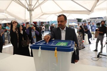 وزیر اقتصاد در انتخابات شرکت کرد