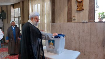 امام جمعه ملایر: مردم با حضور در پای صندوق‌های رای نظام و انقلاب را حمایت می کنند