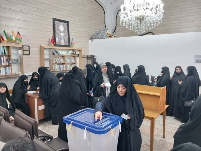 صفهای طولانی مردم قم درحرم مطهر حضرت معصومه/آغاز زندگی مشترک با شرکت درانتخابات