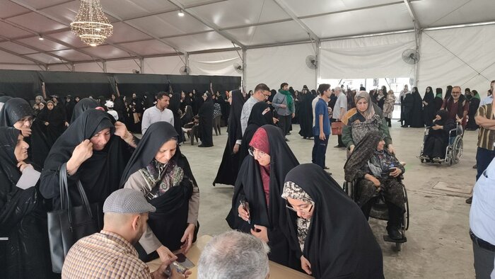 حضور زائران و ایرانیان مقیم کربلا در انتخابات ریاست جمهوری + عکس