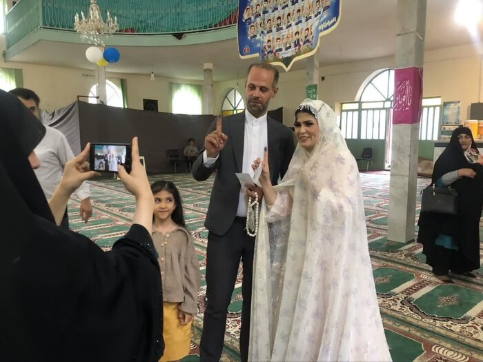 جلوه زیبایی از مشارکت در رزن از حضور مادر شهید ۱۰۳ ساله تا عروس و داماد