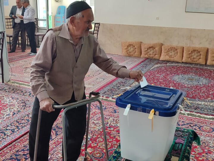 از کودکی که به عشق شهید جمهور آمد تا اولین رای سه‌قلوها در صندوق رئیس‌جمهور چهاردهم