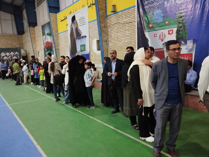 فیلم | حضور پرشور مردم زاهدان در آخرین ساعات رأی گیری در شعب اخذ رای