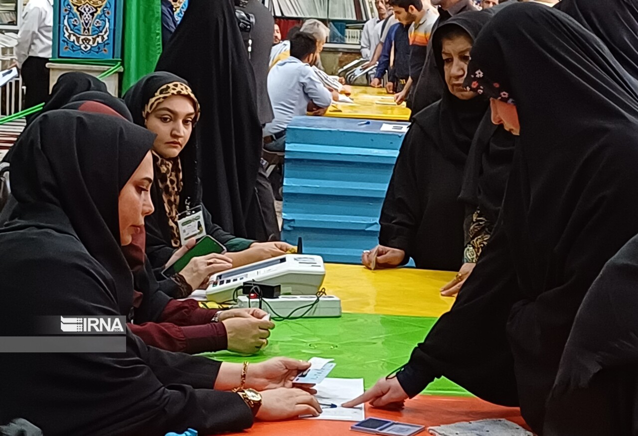 حضور پرشور مردم مسجدسلیمان از ساعات اولیه پای صندوق‌های رای
