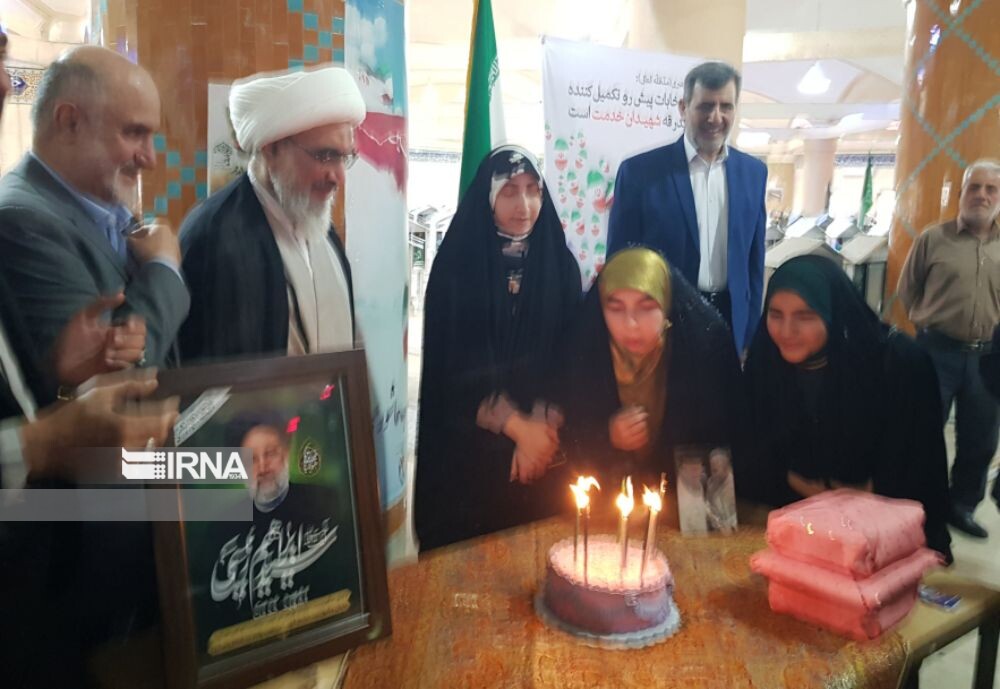 فیلم |  جشن تولد رای اولی‌های بوشهری در پای صندوق رای