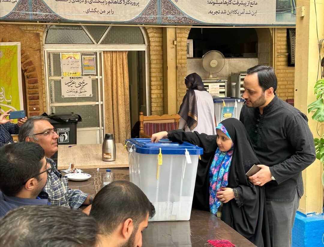 علی بهادری جهرمی رای خود را به صندوق انداخت