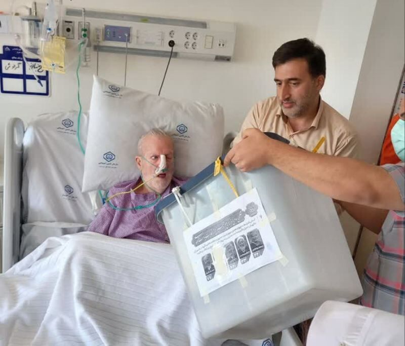 بیماران بستری در بیمارستانهای تبریز رای خود را به صندوقهای سیار انداختند بیماران بستری در بیمارستانهای تبریز رای خود را به صندوقهای سیار انداختند