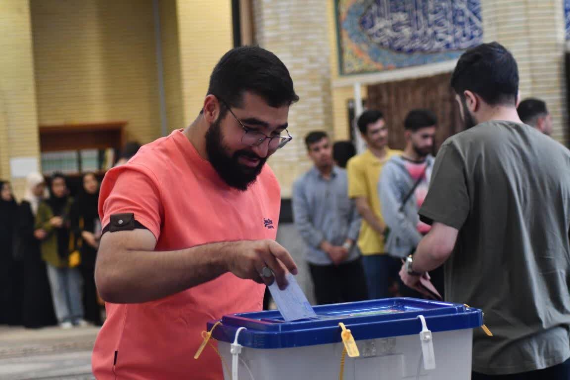 حماسه‌آفرینی دانشجویان ارومیه‌ای با حضور حداکثری در شعبات اخذ رای