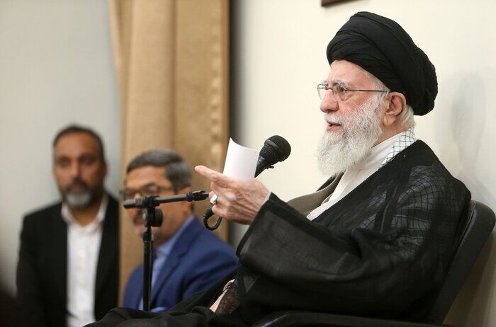 Ayatolá Jameneí: El movimiento de defensores de santuarios salvó a Irán y a la región
