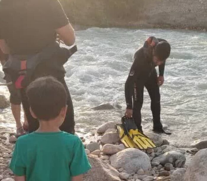 نجات خانواده گرفتار در طغیان رودخانه‌ای در فارس