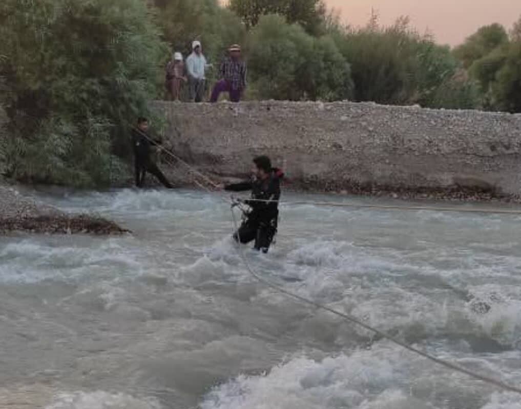 نجات خانواده گرفتار در طغیان رودخانه‌ای در فارس