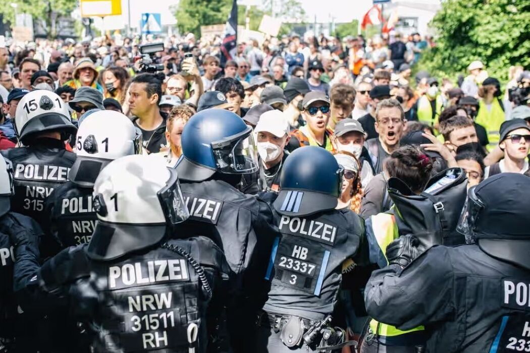 Verletzte nach Zusammenstößen zwischen Polizei und AfD-Gegnern in Deutschland