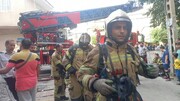 مصدومیت سه آتش‌نشان تهرانی در آتش‌سوزی یک پارکینگ + فیلم